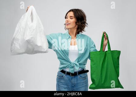 donna con borsa in plastica e riutilizzabile Foto Stock