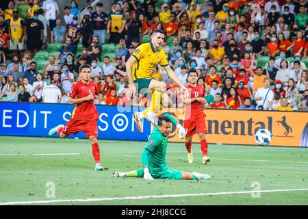 27 gennaio 2022, Melbourne, Victoria, Australia: TOM ROGIC (AUS) segna in Australia contro la partita di qualificazione della Coppa del mondo del Vietnam al Melbourne Rectangular Stadium di Melbourne, Australia. (Credit Image: © Chris Putnam/ZUMA Press Wire) Foto Stock