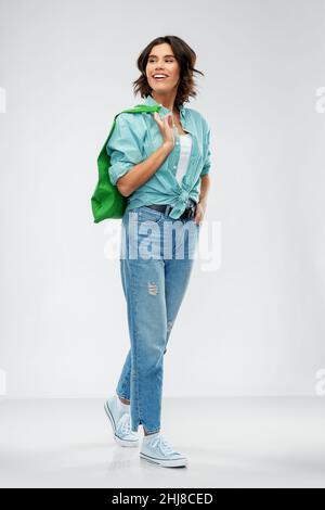 donna con borsa in tela riutilizzabile per l'acquisto di cibo Foto Stock