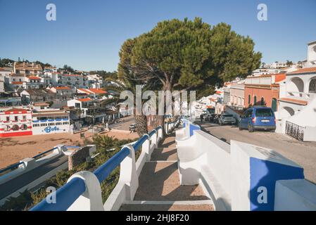 Vista panoramica del tradizionale villaggio di pescatori di Carvoeiro, Lagoa, Algarve, Portogallo circondato dalla bella spiaggia di sabbia di Carvoeiro Foto Stock