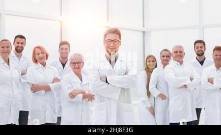 leader scientifico fiducioso che si trova di fronte a un team di giovani scienziati. Foto Stock