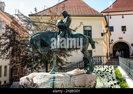 Zagabria, Croazia, Repubblica Hrvatska, Europa. San Giorgio slains il drago, statua equestre in bronzo situato in Radiceva Ulica. Foto Stock