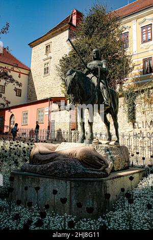 Zagabria, Croazia, Repubblica Hrvatska, Europa. San Giorgio slains il drago, statua equestre in bronzo situato in Radiceva Ulica. Foto Stock