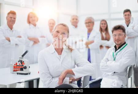 supervisore della ricerca e un gruppo di giovani scienziati sul posto di lavoro . Foto Stock
