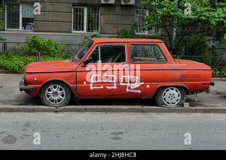 rotto ca su una strada a kiev, ucraina Foto Stock