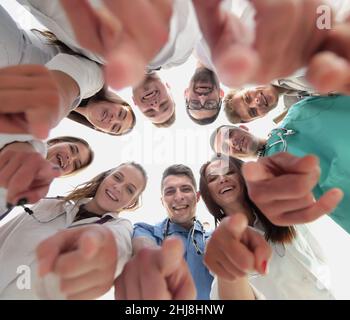 vista dal basso. diversi medici professionisti che ti indicano. Foto Stock