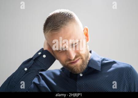 Dolore e dolore all'orecchio. Uomo infelice con otite externa Foto Stock