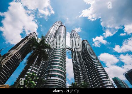 Grattacieli moderni sotto cielo nuvoloso Foto Stock