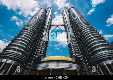 Alto e moderno grattacielo sotto il cielo blu Foto Stock