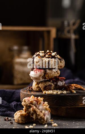 Concetto di still life di biscotti di farina d'avena con semi e cereali Foto Stock