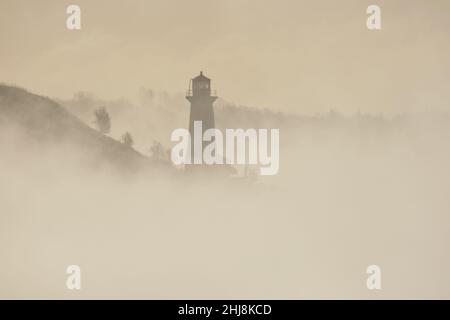 Halifax, nuova Scozia, Canada. 27 gennaio 2022. Mentre un fronte freddo colpisce la città durante la notte, con una temperatura reale che scende a -25C, la nebbia di vapore sorge dal porto questa mattina presto. Il faro di George Island si erge appena visibile alla luce del mattino presto. Foto Stock