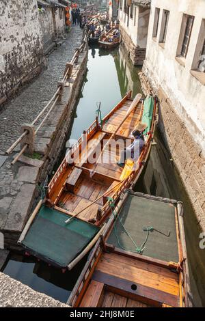 Vista ad alto angolo di un taxi d'acqua in attesa di un cliente su un canale stretto nella città d'acqua di Zhouzhuang, Cina Foto Stock