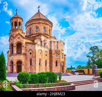 La chiesa armena in pietra rossa di San Grigor Lusavorich con bassorilievi intagliati sulle sue pareti, Dnipro, Ucraina Foto Stock