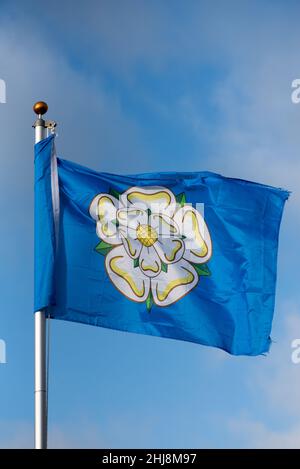 L'attuale bandiera della contea dello Yorkshire, una rosa bianca su uno sfondo blu e simbolo del simbolismo della House of York nello Yorkshire. Foto Stock