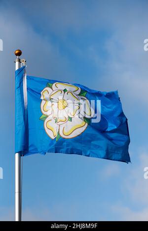 L'attuale bandiera della contea dello Yorkshire, una rosa bianca su uno sfondo blu e simbolo del simbolismo della House of York nello Yorkshire. Foto Stock