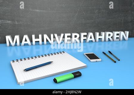Mahnverfahren - parola tedesca per procedura di dunning - concetto di testo con lavagna, notebook, penne e telefono cellulare. 3D rappresentazione illustrazione. Foto Stock