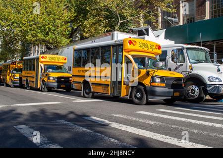 New York, NY, USA - 28 ottobre 2021: Convoglio degli autobus scolastici su 5th Ave Foto Stock