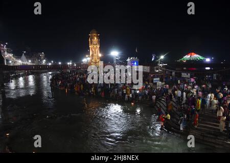 Vista notturna del tempio della dea ganga nella città Santa di Haridwar in Uttrakhand in India Foto Stock