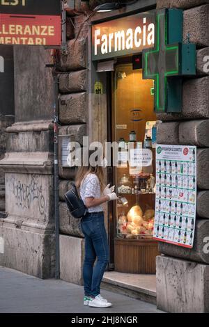 Italia, Roma, 09 maggio, 2020 : emergenza Coronavirus, riapertura, giorno 6 della seconda fase dell'emergenza Covid-19 a Roma. Una donna si trova al di fuori di un ph Foto Stock