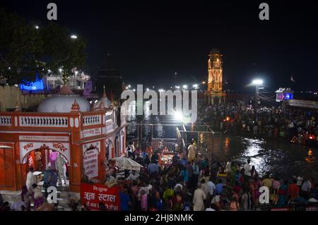 Vista notturna del tempio della dea ganga nella città Santa di Haridwar in Uttrakhand in India Foto Stock