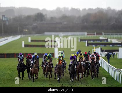 Corridori e cavalieri nella prova libera di inizio il vostro RacingTV ora l'ostacolo handicap del Novices all'ippodromo di Wetherby. Data foto: Giovedì 27 gennaio 2022. Foto Stock