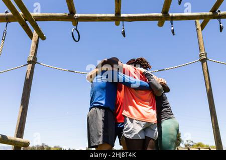 Gruppo di diverse persone in forma maschile e femminile che formano capoddle al campo di stivali Foto Stock