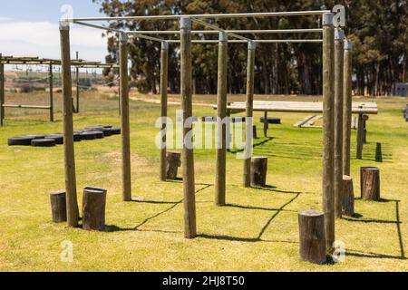 Vista del percorso di ostacolo su un campo al campo di stivali Foto Stock