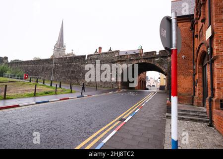 La Fontana e l'area lealista/protestante accanto alle mura di Derry City, Irlanda del Nord Foto Stock