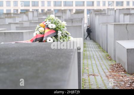 Berlino, gennaio 27. 27th Jan 1945. Un pedone passa accanto a un mazzo deposto al Memorial per gli ebrei d'Europa assassinati a Berlino, in Germania, il 27 gennaio 2022. Il Bundestag tedesco ha tenuto giovedì una cerimonia che segna il 77th° anniversario della liberazione del campo di concentramento di Auschwitz il 27 gennaio 1945. Credit: Shan Yuqi/Xinhua/Alamy Live News Foto Stock