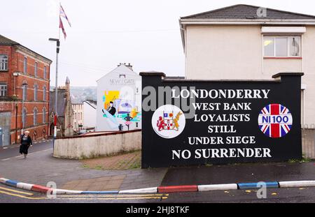 La Fontana e l'area lealista/protestante accanto alle mura di Derry City, Irlanda del Nord Foto Stock