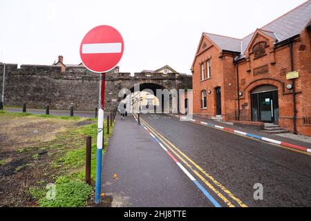 La Fontana e l'area lealista/protestante accanto alle mura di Derry City, Irlanda del Nord Foto Stock