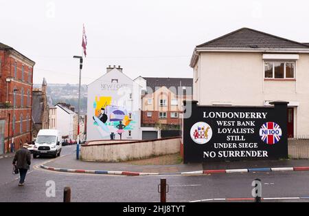 La Fontana e l'area lealista/protestante accanto alle mura di Derry City, Irlanda del Nord Foto Stock