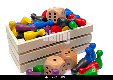 Un sacco di pezzi di gioco colorati e dadi per i giochi da tavolo Foto Stock