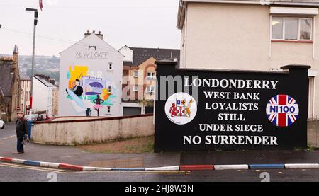 La Fontana e l'area lealista/protestante accanto alle mura di Derry City, Irlanda del Nord Foto Stock