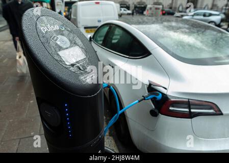 Londra, Regno Unito. 27 gennaio 2022. Un veicolo presso un punto di ricarica di un'auto elettrica in Berkeley Square. Sadiq Khan, sindaco di Londra, ha chiesto ai mezzi di trasporto per Londra (TfL) di esplorare i prezzi delle strade che potrebbero addebitare per distanza percorsa, tempo e ubicazione dopo che un rapporto ha rilevato che i viaggi in auto nel capitale dovevano essere ridotti di oltre un quarto per raggiungere gli obiettivi netti di emissioni zero entro il 2030. Credit: Stephen Chung / Alamy Live News Foto Stock