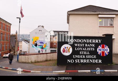 La Fontana e l'area lealista/protestante accanto alle mura di Derry City, Irlanda del Nord Foto Stock