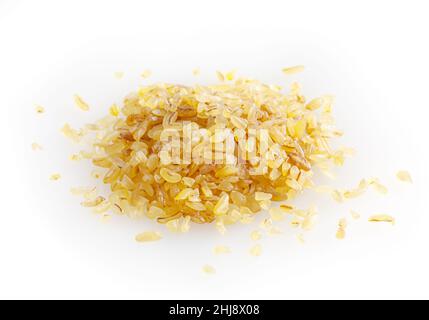 Mucchio di bulgur essiccato isolato su sfondo bianco Foto Stock