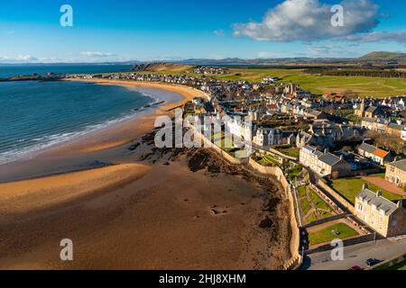 Vista aerea dal drone dei villaggi di Elie e Earlsferry sulla costa di Firth of Forth, Fife, Scozia, Regno Unito Foto Stock