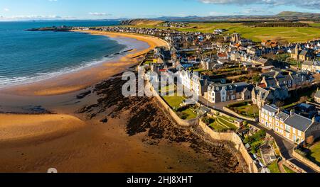 Vista aerea dal drone dei villaggi di Elie e Earlsferry sulla costa di Firth of Forth, Fife, Scozia, Regno Unito Foto Stock