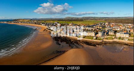 Vista aerea dal drone dei villaggi di Elie e Earlsferry sulla costa di Firth of Forth, Fife, Scozia, Regno Unito Foto Stock