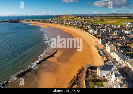 Vista aerea dal drone dei villaggi di Elie e Earlsferry sulla costa di Firth of Forth, Fife, Scozia, Regno Unito Foto Stock