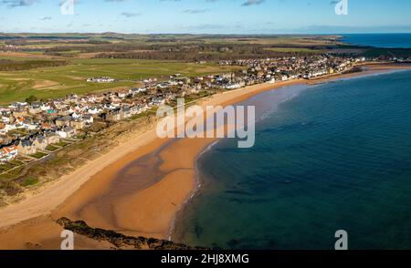 Vista aerea dal drone dei villaggi di Elie e Earlsferry sulla costa di Firth of Forth, Fife, Scozia, Regno Unito Foto Stock