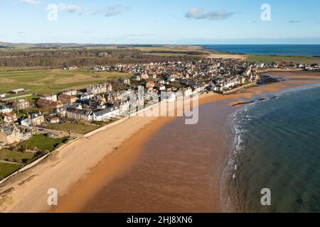 Vista aerea dal drone dei villaggi di Elie e Earlsferry sulla costa di Firth of Forth, Fife, Scozia, Regno Unito Foto Stock