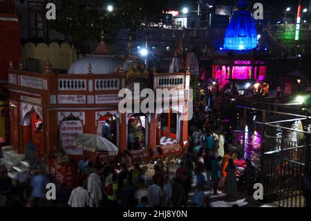 Vista notturna del tempio Ganga Goddess a Har Ki Pauri Ghat Haridwar, Uttrakhand, India Foto Stock