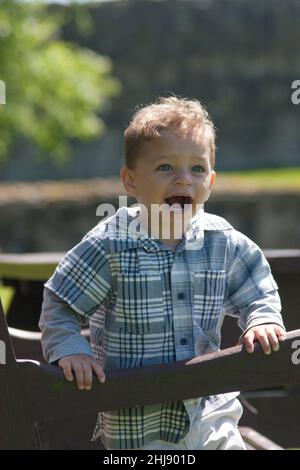 ragazzino in parco gridando Foto Stock