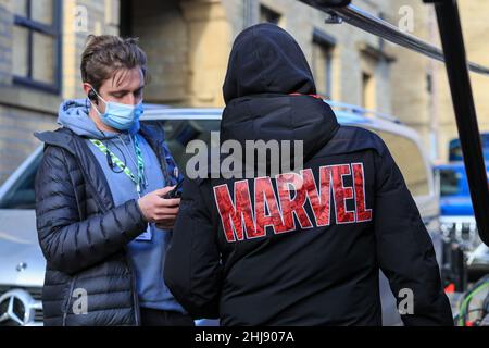 Halifax, Regno Unito. 27th Jan 2022. Due equipaggi sul set di nuove miniserie televisive “Secret Invasion” presso la Piece Hall di Halifax, Regno Unito, il 1/27/2022. (Foto di James Heaton/News Images/Sipa USA) Credit: Sipa USA/Alamy Live News Foto Stock