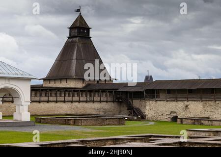 Cremlino di Pskov, Russia. Architettura classica russa antica. Torre in pietra con tetto in legno Foto Stock