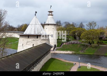 Cremlino di Pskov, Russia. Torri di pietra bianca e mura della vecchia fortezza, architettura classica russa antica Foto Stock