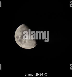 Mezza luna di notte nel cielo profondo Foto Stock