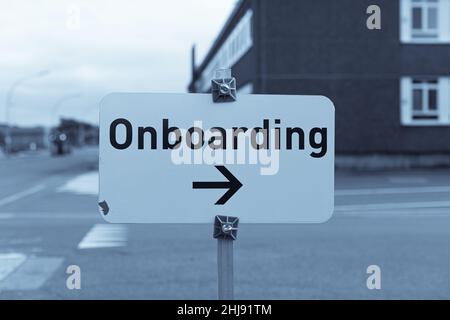 Cartello 'Onboarding' con la freccia sul lato destro Foto Stock